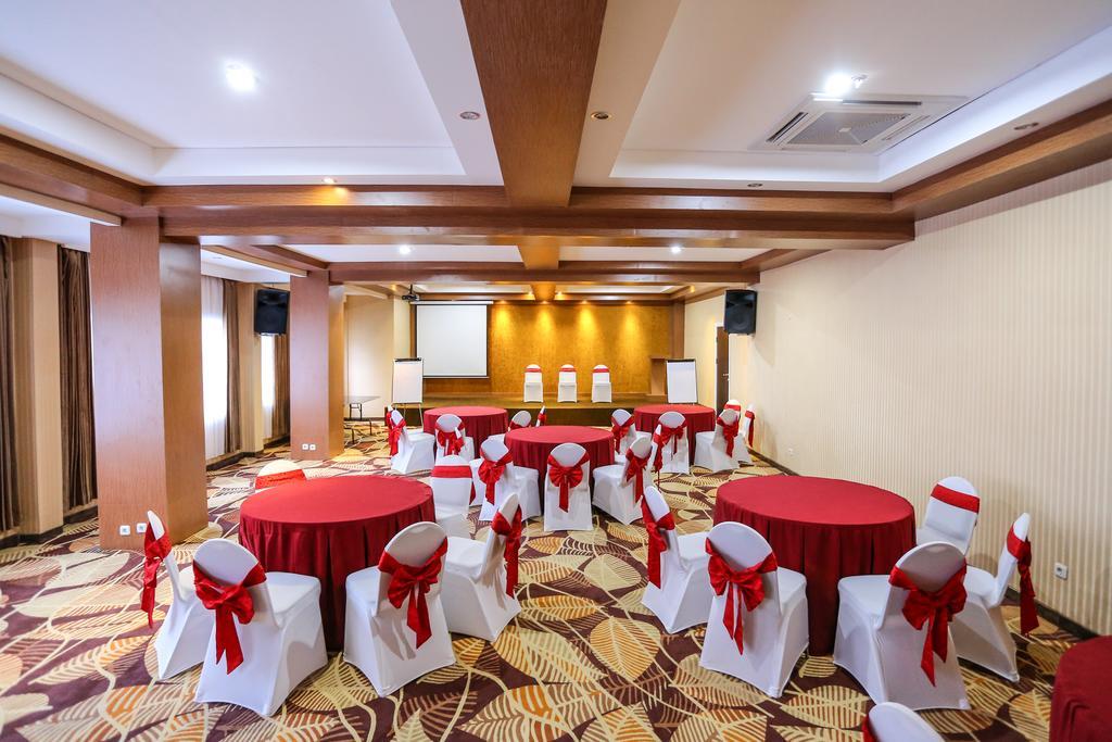 Sylvia Hotel Premier Kupang Купанг Екстериор снимка